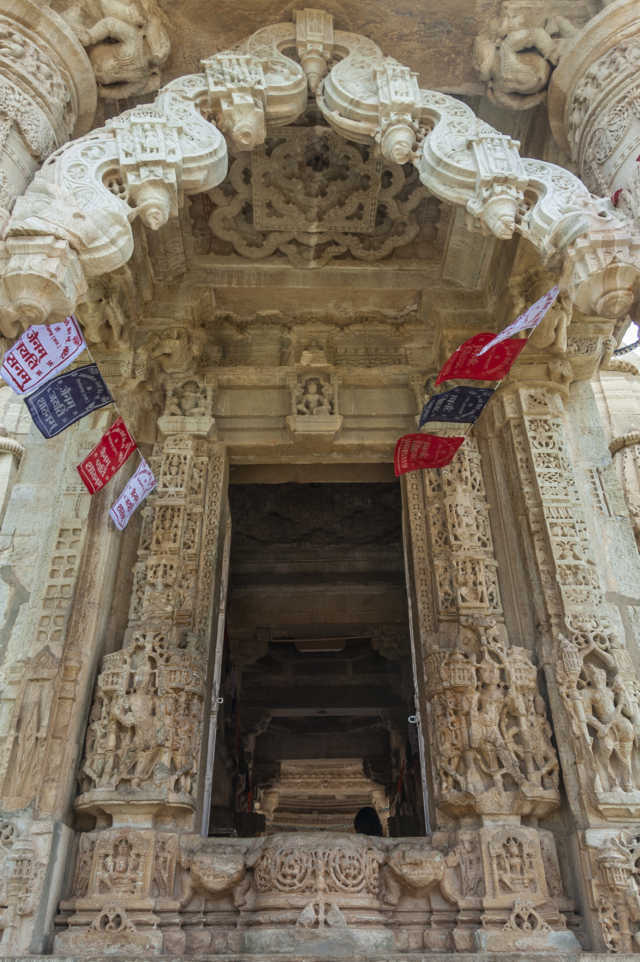 21 - India - Chittorgarh - fuerte de Chittorgarh - templo hindu de Sat Bees Dejeri Jain